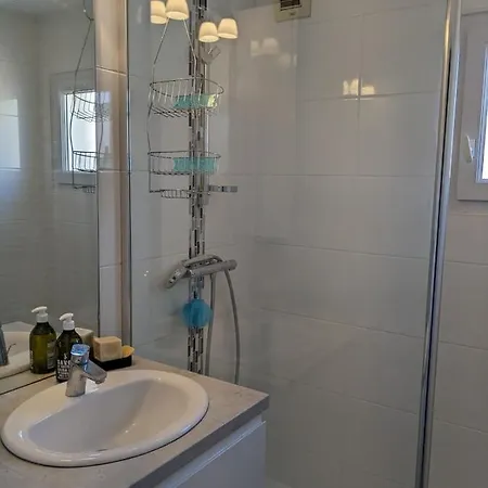 Spacious And Bright Nest Located Near The Sea *